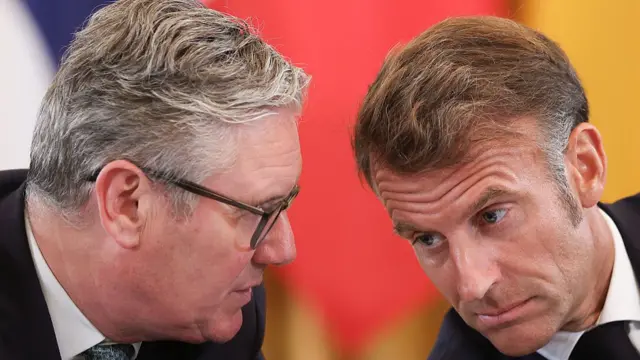 Keir Starmer confers with Emmanuel Macron during a meeting with Donald Trump, Volodymyr Zelensky and European leaders at the White House on 18 August 2025.