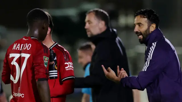 Boss Ruben Amorim speaks to Kobbie Mainoo during Manchester United's EFL Cup defeat by Grimsby