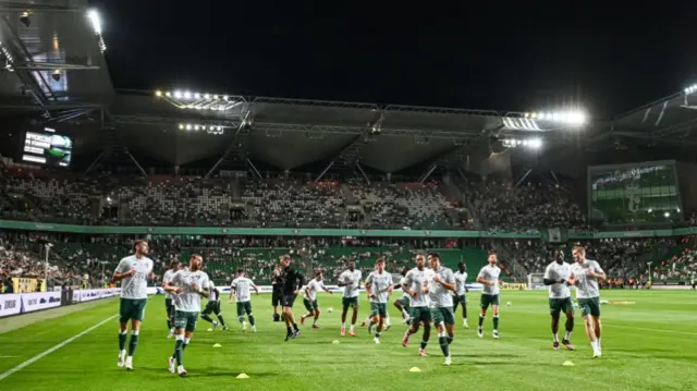 Hibernian players warming up