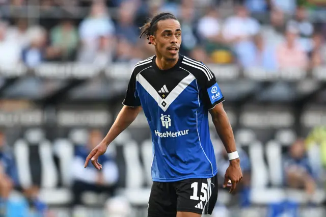Yussuf Poulsen of Hamburger SV gestures during the Bundesliga match between Borussia Mönchengladbach and Hamburger SV at Stadion im Borussia-Park