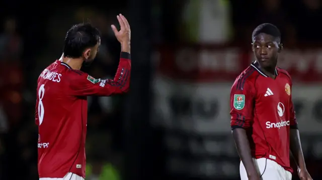 Bruno Fernandes speaks to Kobbie Mainoo during Manchester United's EFL Cup defeat by Grimsby Town
