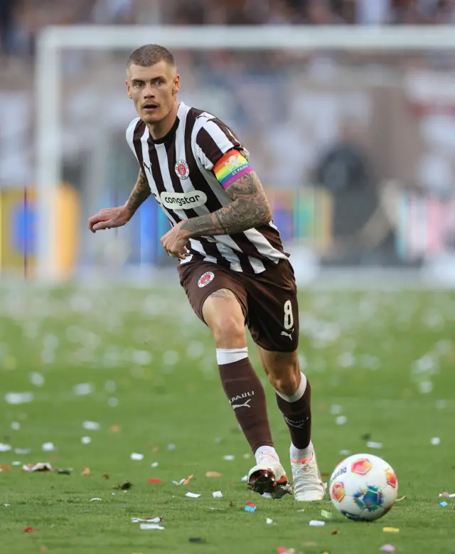 Eric Anders Smith of St.Pauli in action during the Bundesliga match between FC St. Pauli and Borussia Dortmund at Millerntor Stadium