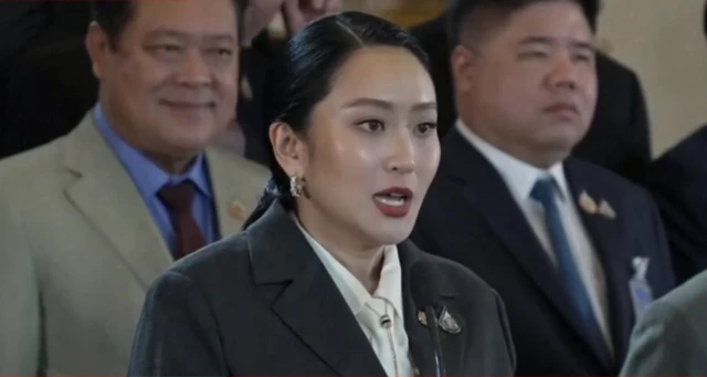 Paetongtarn speaks, flanked by her ministers and aides