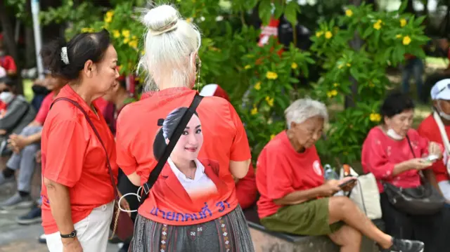 red shirt supporters