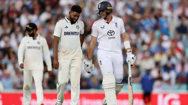 Mohammed Siraj and Jamie Smith of England talk as bad light delays
