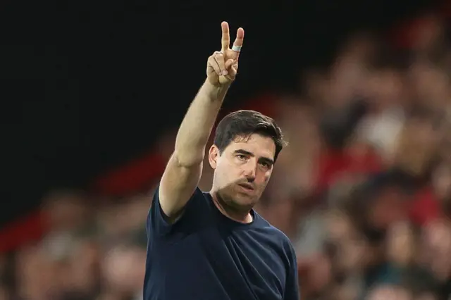 Andoni Iraola holding up two fingers