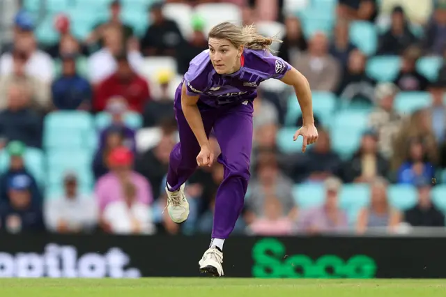 Annabel Sutherland of Northern Superchargers bowls