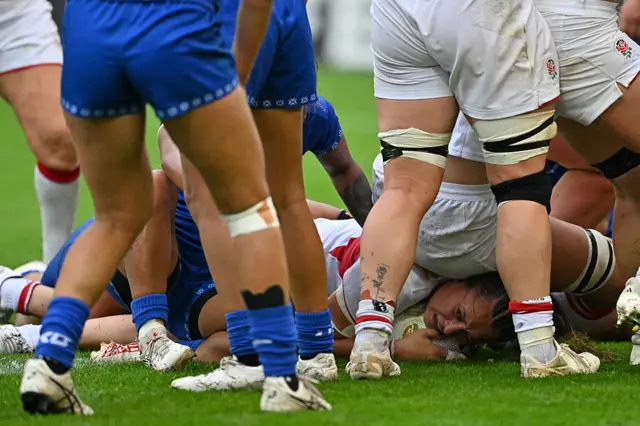 Lucy Packer scoring a try