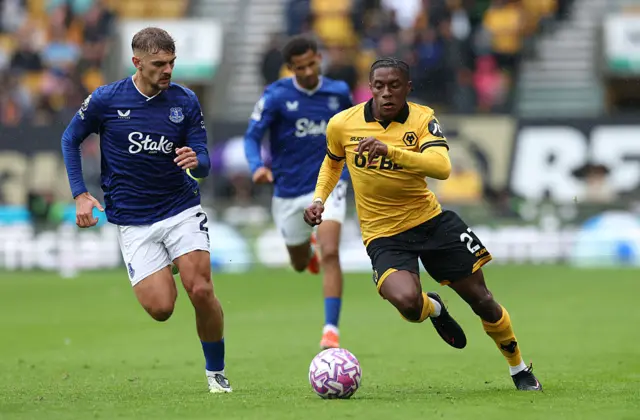 Jean-Ricner Bellegarde of Wolverhampton Wanderers runs with the ball whilst under pressure from Kiernan Dewsbury-Hall of Everton during the Premier League match between Wolverhampton Wanderers and Everton at Molineux on August 30, 2025 in Wolverhampton, England.