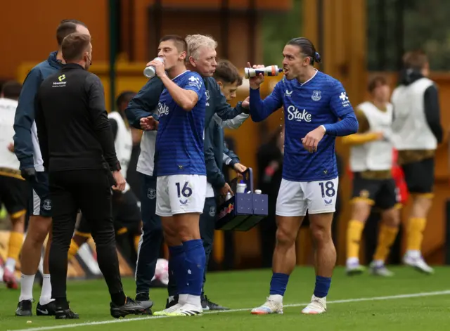 Everton manager David Moyes reacts with Jack Grealish and Vitaliy Mykolenko