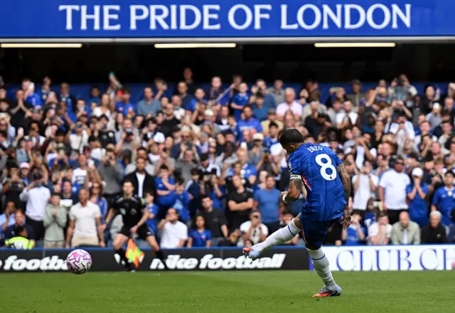 Enzo Fernandez of Chelsea scores his team's second goal from the penalty spot during the Premier League match between Chelsea and Fulham at Stamford Bridge on August 30, 2025 in London, England.