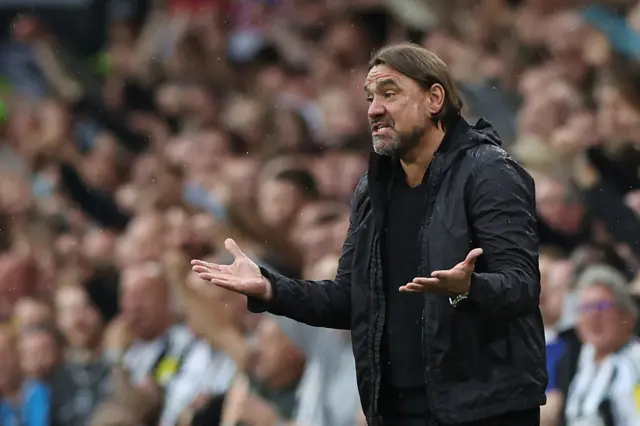 Leeds United's German head coach Daniel Farke gestures during the English Premier League football match between Leeds United and Newcastle United at Elland Road in Leeds, northern England on August 30, 2025.