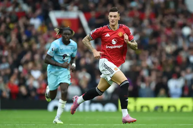 Manchester United's Benjamin Sesko in action