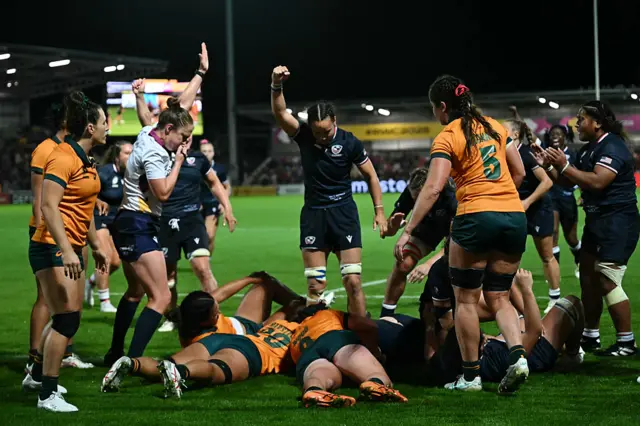 Freda Tafuna scoring a try