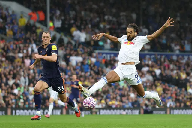 Leeds United's English striker #09 Dominic Calvert-Lewin (R) controls the ball under pressure