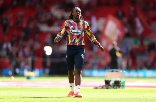 Eberechi Eze of Arsenal warms up