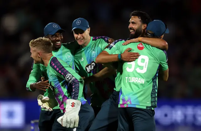 Saqib Mahmood of Oval Invincibles celebrates victory with team mates Tom Curran, Jason Behrendorff, Tawanda Muyeye and Sam Billings