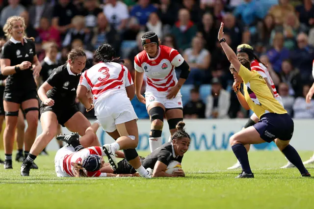 Risaleaana Pouri-Lane scoring a try