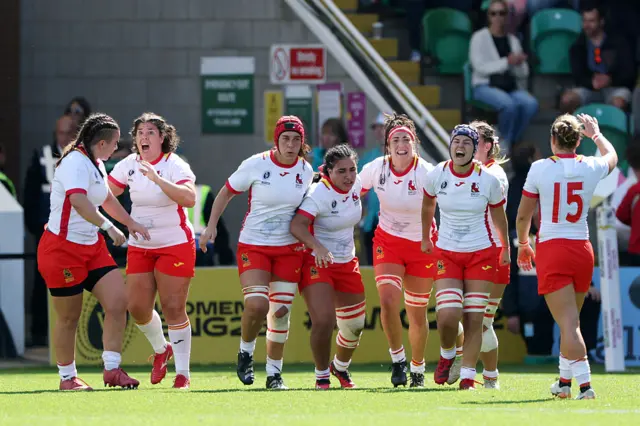 Spain celebrate bonus-point try