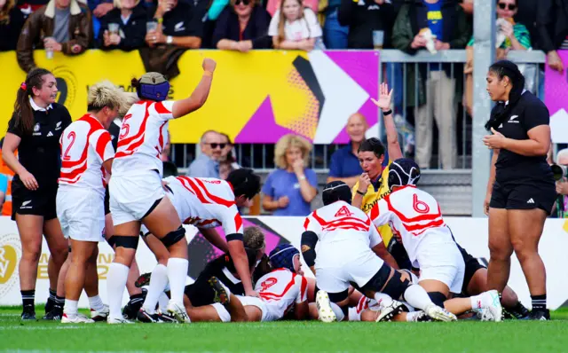 Moe Tsukui scoring a try