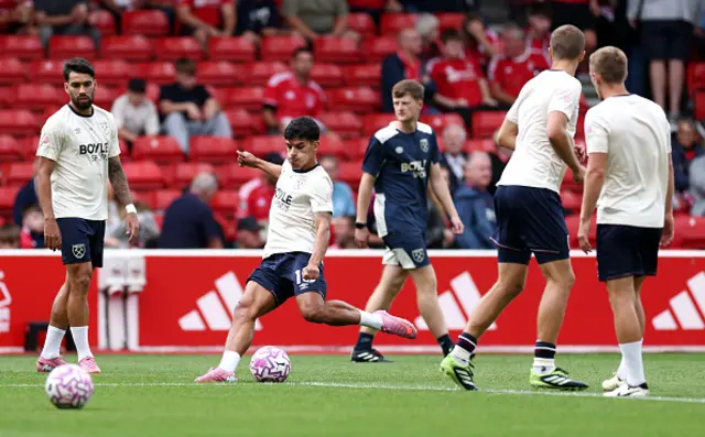 Mateus Fernandes of West Ham United warms up