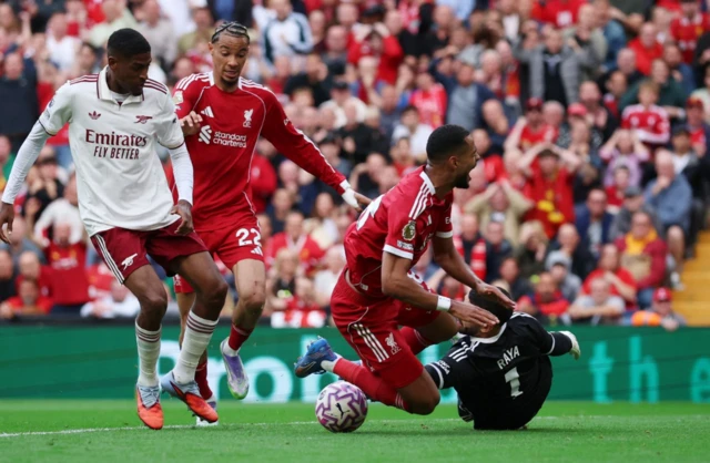 Liverpool's Ryan Gravenberch and Hugo Ekitike in action with Arsenal's Cristhian Mosquera and David Raya