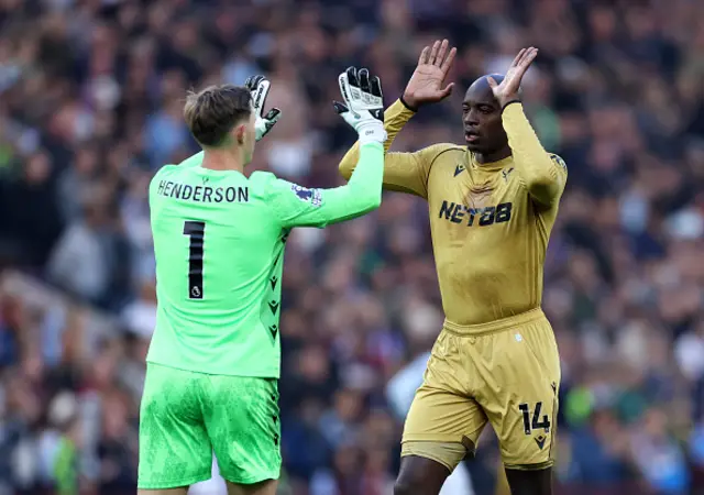 Dean Henderson of Crystal Palace high fives teammate Jean-Philippe Mateta