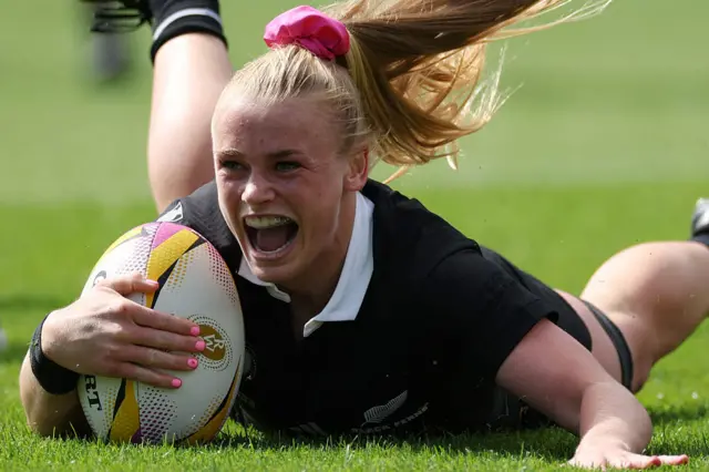 Jorja Miller scoring a try