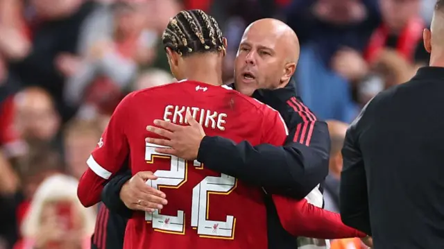 Arne Slot embraces Hugo Ekitike