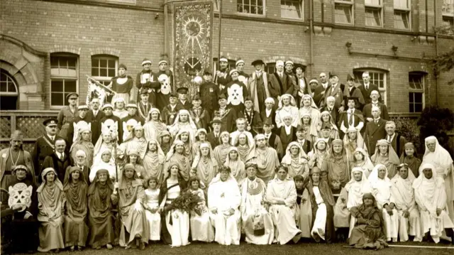 Yr Orsedd 1933