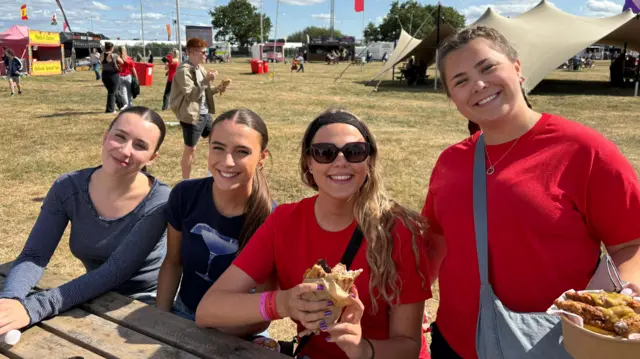 Lowri, Lisa, Enfys, Kate yn mwynhau eu cinio