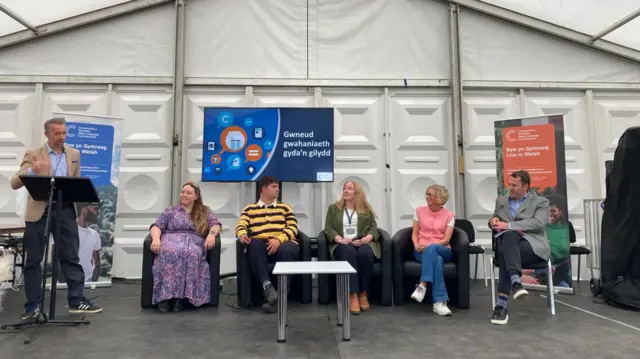 Y panel yn y sgwrs am gynllun strategol y Gymraeg