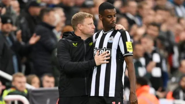 Alexander Isak of Newcastle United speaks to Eddie Howe