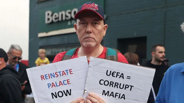 Palace protest