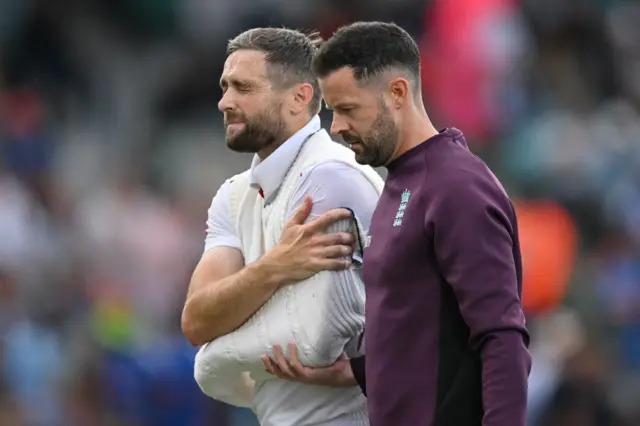 Chris Woakes leaves field with injury