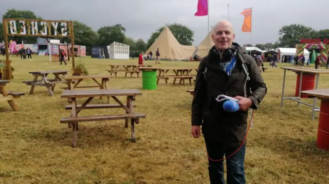 Mae Aled Hughes yn un o gyflwynwyr BBC Radio Cymru o'r Eisteddfo