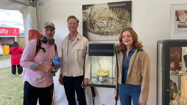 Aled Hughes gyda gwneuthurwyr Coron hardd Eisteddfod Wrecsam - Neil Rayment ac Elan Rowlands