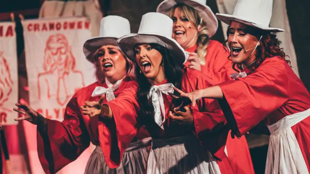 Cabarela: Merched y Waw!