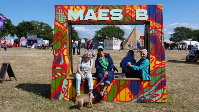Nesta Gele - ei enw barddol ers ddydd Llun, Sarah Jones, Lois Jones ac Ubu y ci