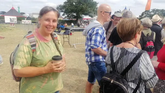 Kathy o Harlech yn ciwio ar gyfer Pedair yn y Tŷ Gwerin