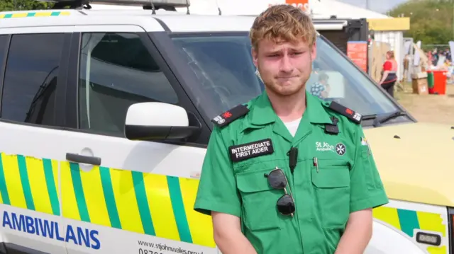 Ethan o Ambiwlans St John Cymru