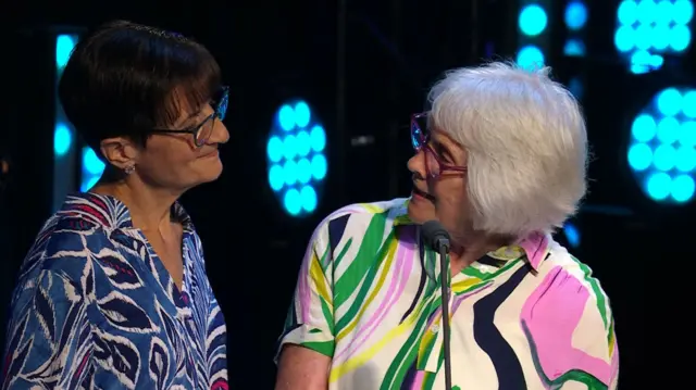 Geunor Roberts (dde) yn trosglwyddo'r llywyddiaeth i Bethan Picton Davies ar lwyfan y Pafiliwn