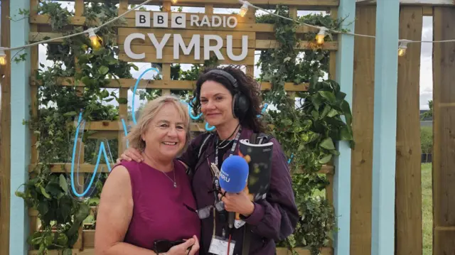 Ffion Dafis ar Faes yr Eisteddfod
