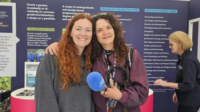 Ffion a Manon Steffan Ros