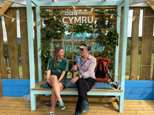 Lili Mai Jones, sy'n chwarae i dîm Merched Wrecsam ac a fydd yn cael ei hurddo i Orsedd Cymru ddydd Gwener