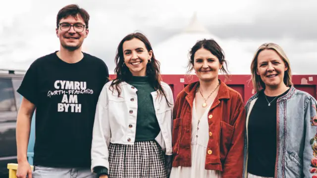 Elin a Carys gyda'r beirniaid, Gwenan Gibbard a Iestyn Tyne