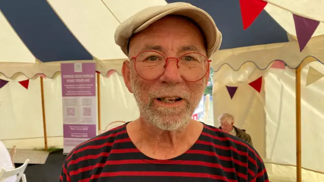 Andy Wolley yn byw yn Swydd Gaerloyw