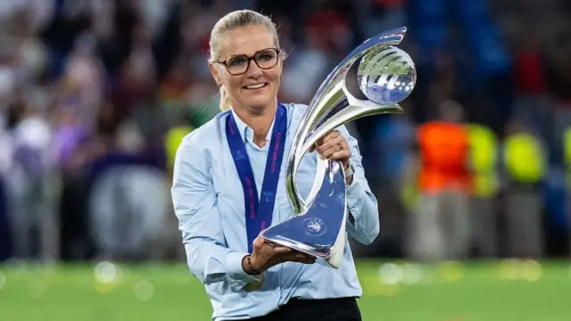 Head coach Sarina Wiegman of England celebrates the victory with the trophy