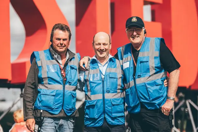 Cledwyn, Iolo a Dylan sy'n rhan o dîm y Prif Stiwardiaid