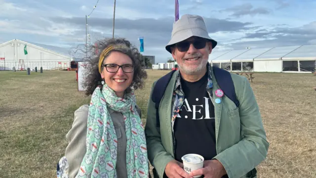 Maria a Robbie o Buxton yn yr Eisteddfod am y tro cyntaf